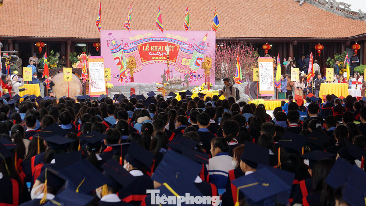 Ngày 27/1 (mồng 6 Tết Nguyên đán Quý Mão 2023), UBND huyện Kiến Thụy (TP Hải Phòng) tổ chức Lễ hội Khai bút đầu xuân tại Khu tưởng niệm Vương triều Mạc, thuộc địa phận xã Ngũ Đoan (huyện Kiến Thụy) nhằm tri ân Đức Mạc Thái Tổ và các vua triều Mạc, Trạng trình Nguyễn Bỉnh Khiêm đã có công đức lớn trong việc phát triển giáo dục và đào tạo nhân tài cho đất nước. Ngày 27/1 (mồng 6 Tết Nguyên đán Quý Mão 2023), UBND huyện Kiến Thụy (TP Hải Phòng) tổ chức Lễ hội Khai bút đầu xuân tại Khu tưởng niệm Vương triều Mạc, thuộc địa phận xã Ngũ Đoan (huyện Kiến Thụy) nhằm tri ân Đức Mạc Thái Tổ và các vua triều Mạc, Trạng trình Nguyễn Bỉnh Khiêm đã có công đức lớn trong việc phát triển giáo dục và đào tạo nhân tài cho đất nước.