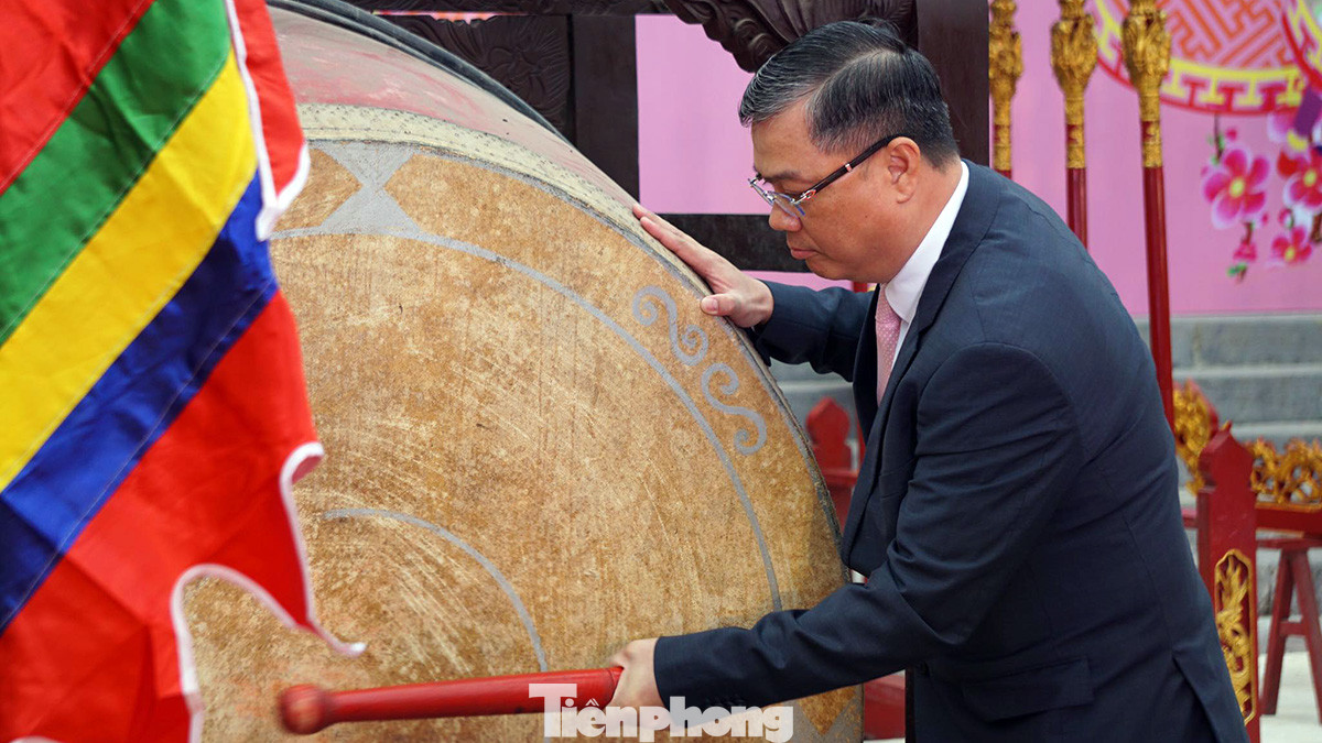 Sau nghi lễ tấu trình chúc văn khai bút, ông Đỗ Đức Hòa - Bí thư Huyện ủy Kiến Thụy đánh trống khai hội. Sau nghi lễ tấu trình chúc văn khai bút, ông Đỗ Đức Hòa - Bí thư Huyện ủy Kiến Thụy đánh trống khai hội.