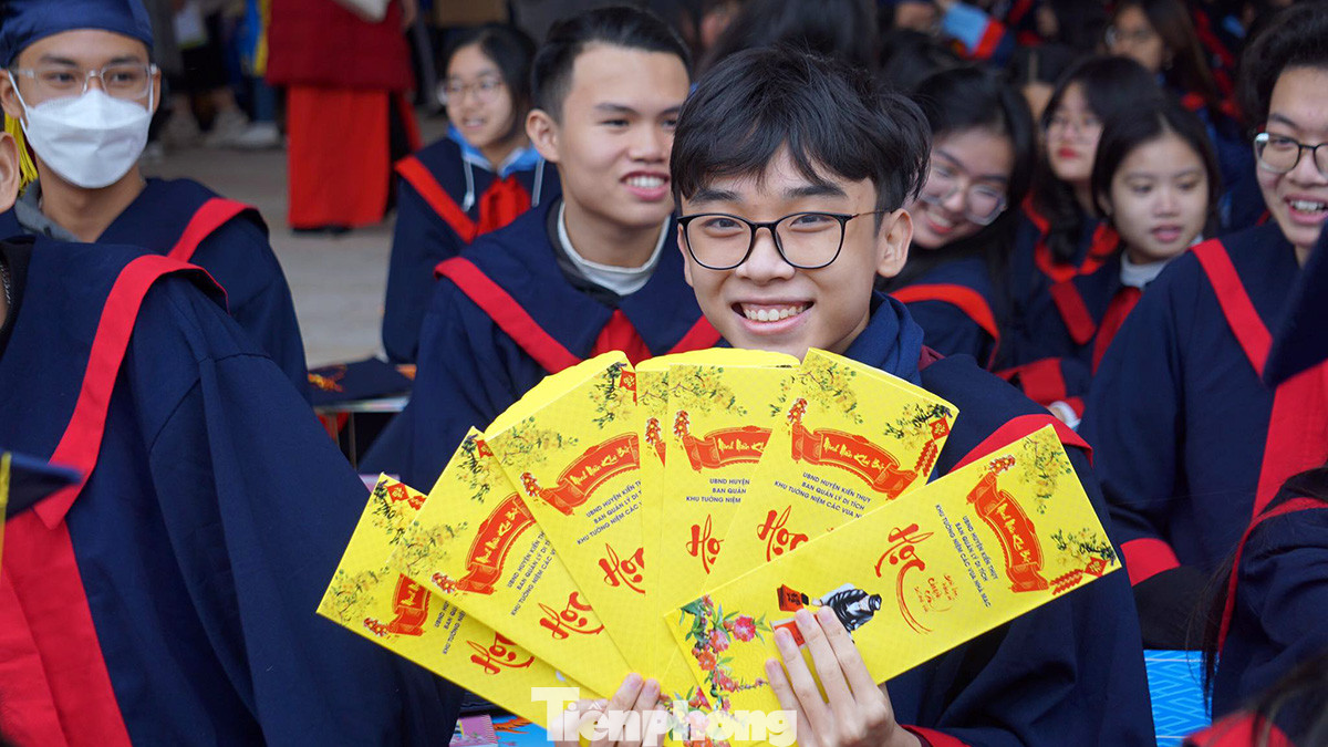 Nam sinh khoe phong thư của mình và các bạn trong ngày hội. Nam sinh khoe phong thư của mình và các bạn trong ngày hội.