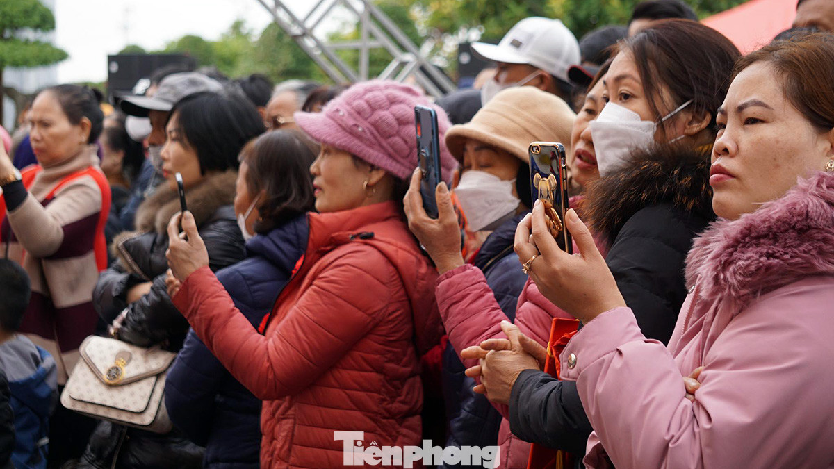 Nhiều phụ huynh, người dân địa phương đưa con tới tham gia lễ hội. Nhiều phụ huynh, người dân địa phương đưa con tới tham gia lễ hội.