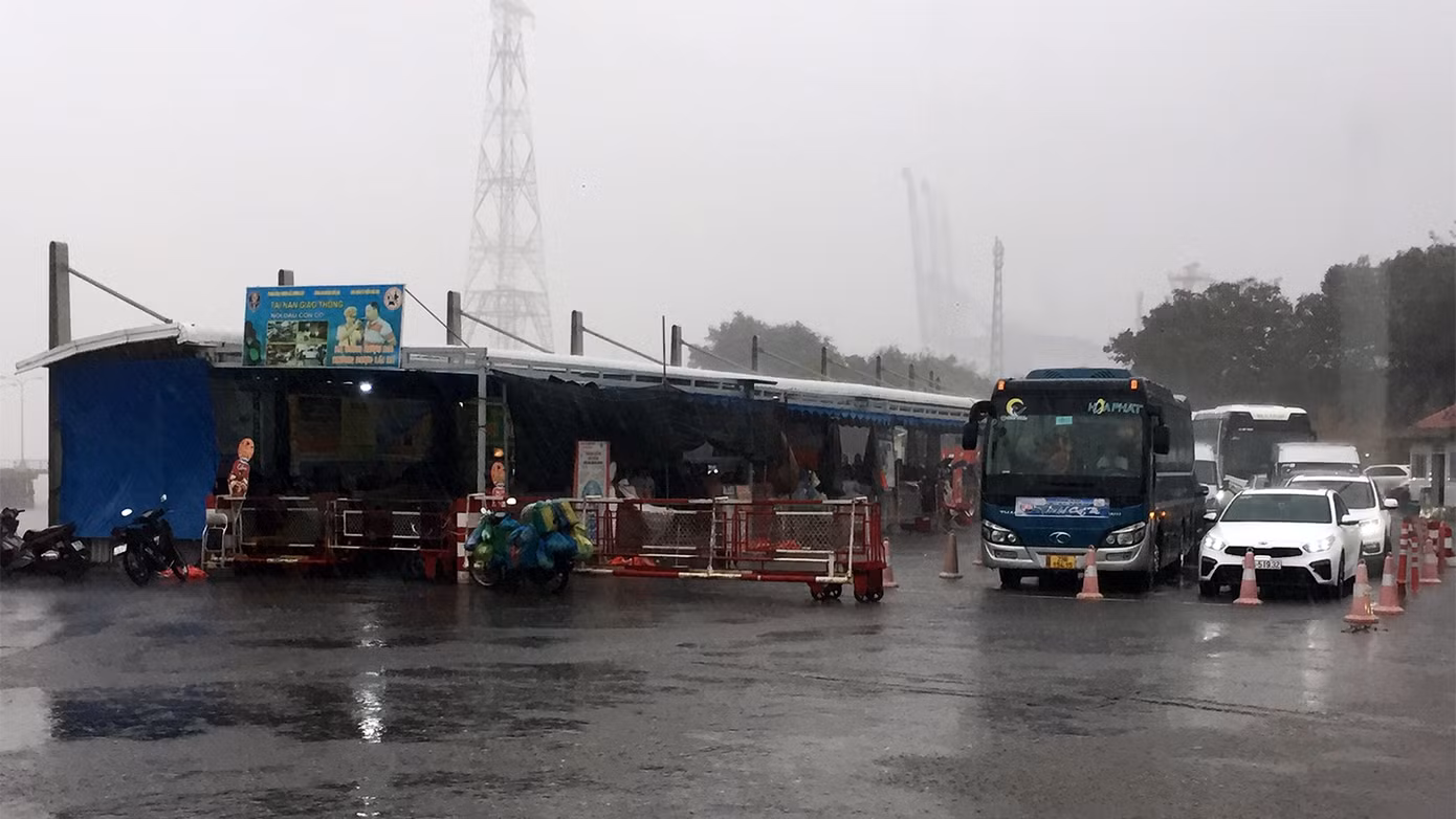 Sáng 29/4, bến phà Gót (Cát Hải, Hải Phòng) phải dừng vận tải khách và phương tiện một giờ do mưa lớn.