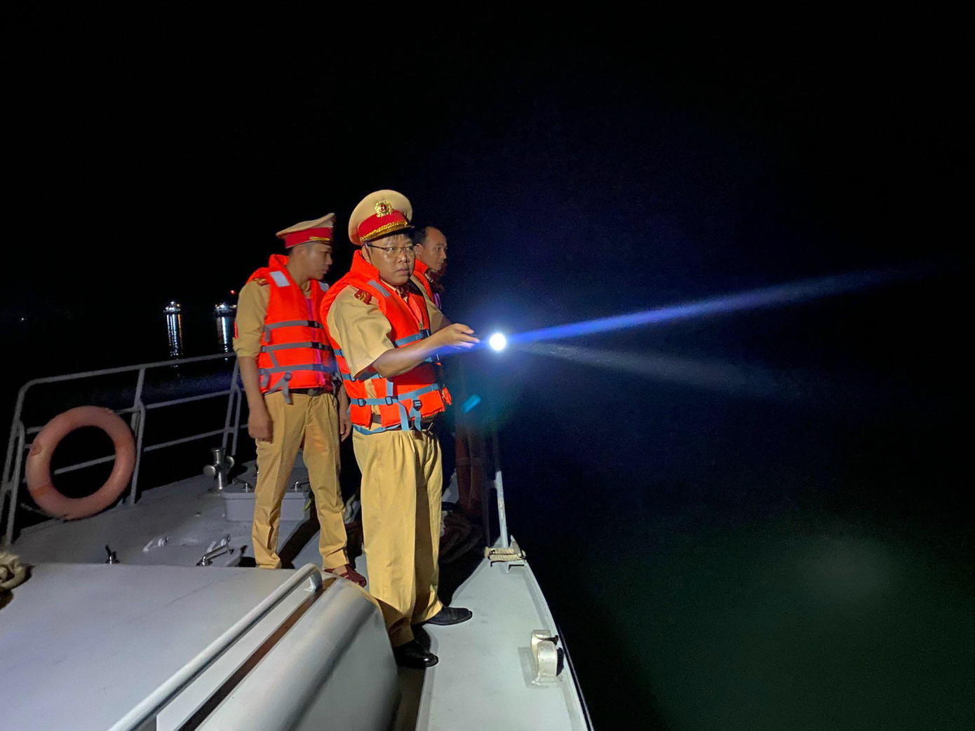 Thượng tá Nguyễn Văn Chiêu - Thủy Đoàn trưởng Thủy Đoàn 1, Cục CSGT cùng các chiến sỹ phối hợp với các cơ quan chức năng Hải Phòng, Quảng Ninh tìm kiếm cứu hộ - cứu nạn.