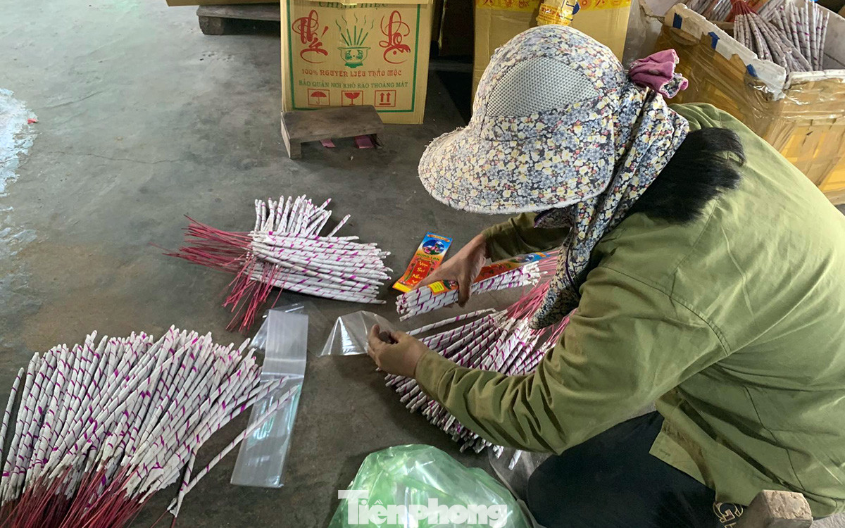 Chị Lan chia sẻ, công đoạn này không khó nhưng đòi hỏi sự nhanh nhẹn, khéo léo để lớp giấy cuộn không bị rách và đảm bảo bó chặt lớp bột bên trong và cây hương không bị rỗng, bột trải đều.