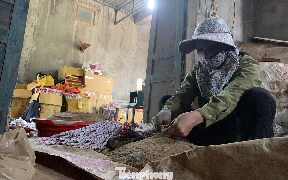 Gắn bó với nghề gần 20 năm, chị Phạm Thị Lan (ở thôn 7, xã Kiền Bái) chia sẻ, nghề làm hương trông tưởng chừng như đơn giản, nhẹ nhàng nhưng nhọc nhằn, vất vả không kém làm nông.