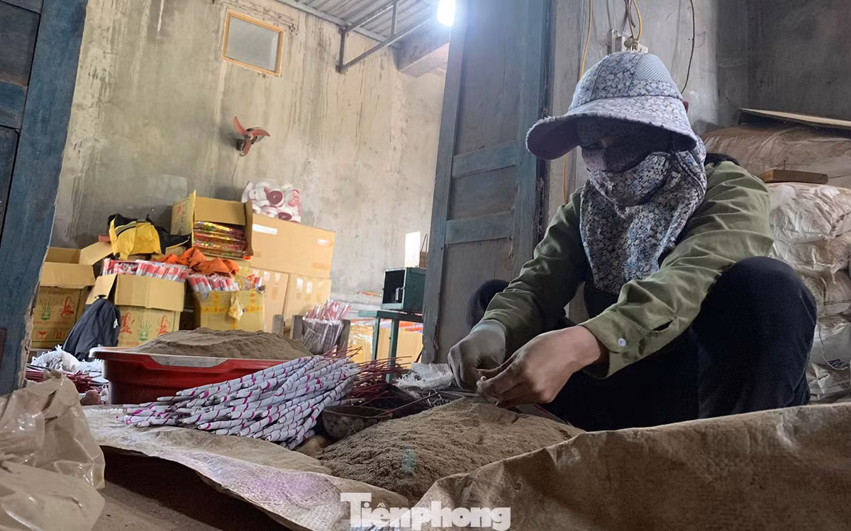 Gắn bó với nghề gần 20 năm, chị Phạm Thị Lan (ở thôn 7, xã Kiền Bái) chia sẻ, nghề làm hương trông tưởng chừng như đơn giản, nhẹ nhàng nhưng nhọc nhằn, vất vả không kém làm nông.
