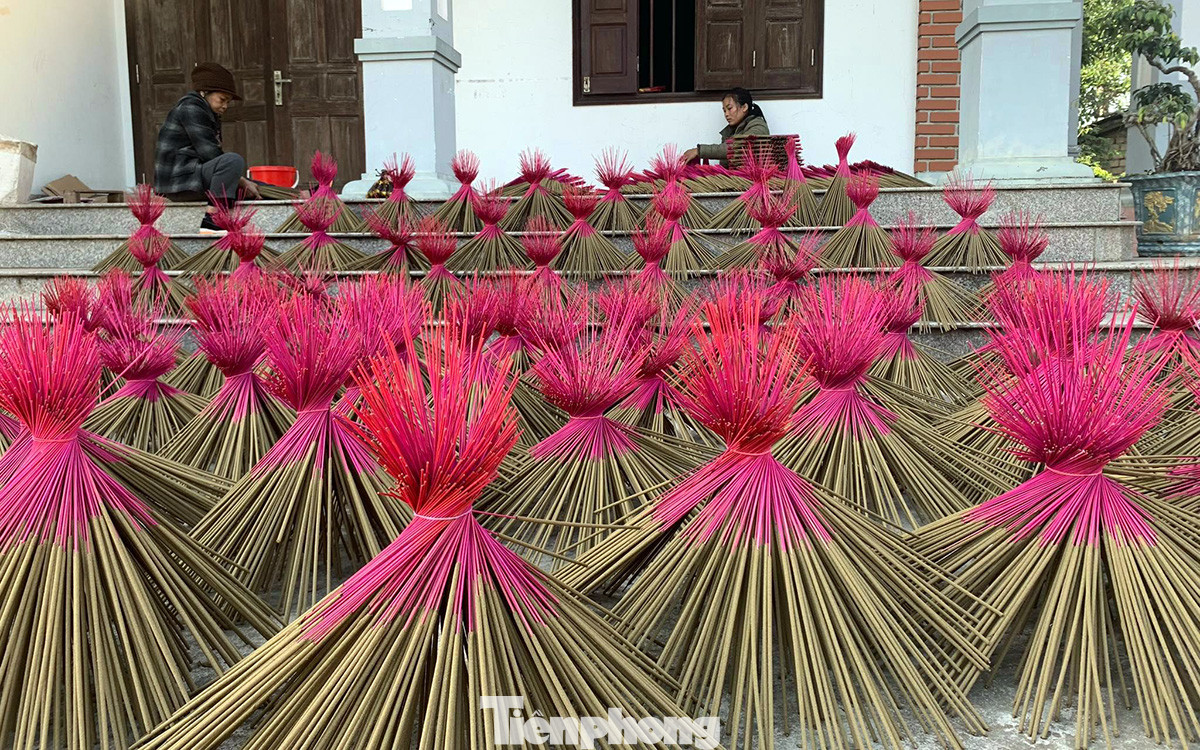 Dịp Tết nguyên đán Quý Mão 2023, giá mỗi bó hương bài Kiền Bái dao động khoảng 20.000 - 30.000 đồng/bó, hương nhúng từ 10.000 đồng - 25.000 đồng/bó. Mỗi hộ gia đình làm nghề truyền thống ở Kiền Bái (Thủy Nguyên, Hải Phòng) dự kiến sản xuất 30.000-50.000 cây hương phục vụ dịp Tết.