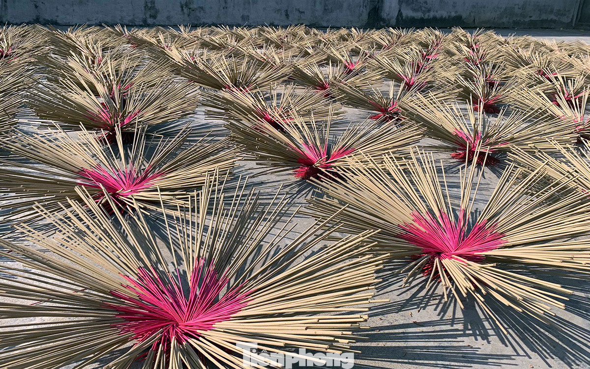 Để tránh bị ẩm mốc thì hương phải được phơi đủ nắng và đạt được độ khô tiêu chuẩn. Bà Mùi cũng cho biết, hiện nay hương công nghiệp lên ngôi, không riêng làng nghề Kiền Bái mà nghề làm hương thủ công nói chung gặp nhiều khó khăn. Ngoài ra, giá nguyên liệu tăng khiến việc sản xuất và bán hương truyền thống phải cạnh tranh, do đó ít hộ duy trì được nghề.