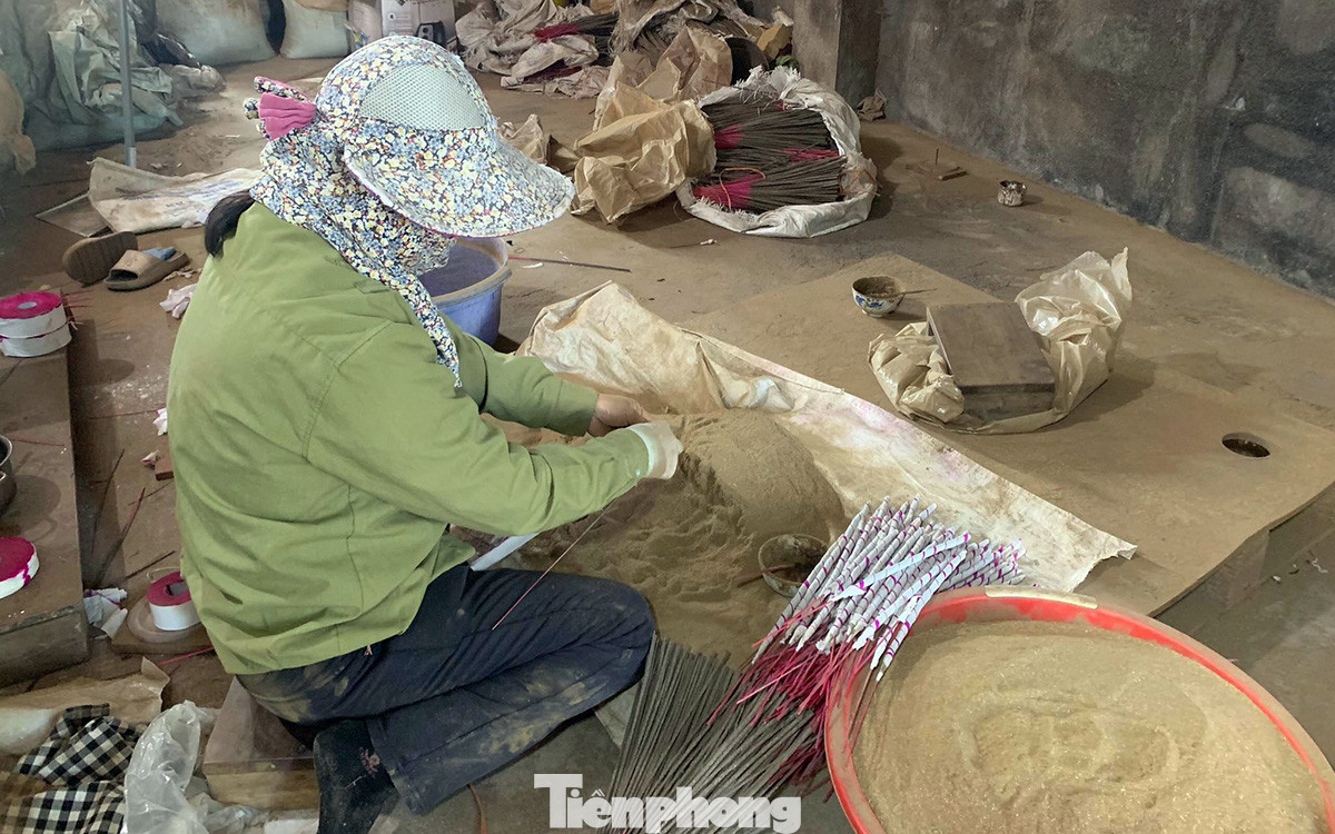 Trước khi cuộn hương bài thủ công, hương sẽ được nhúng nước ngập 3/4 chân hương, phủ keo, sau đó thợ làm nhanh tay lăn bột để bột bám keo, phủ đều từng cây.