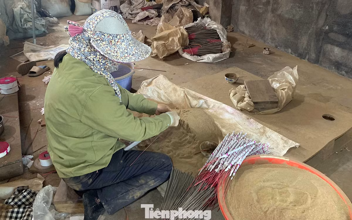 Trước khi cuộn hương bài thủ công, hương sẽ được nhúng nước ngập 3/4 chân hương, phủ keo, sau đó thợ làm nhanh tay lăn bột để bột bám keo, phủ đều từng cây.