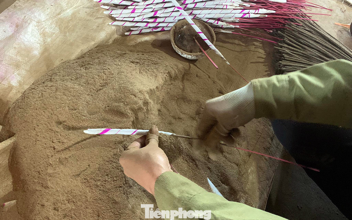 Theo chị Lan, làm hương bài đòi hỏi sự tỉ mẩn, khéo léo và thời gian chuẩn bị nguyên liệu cả năm. Sau khi các nguyên liệu phơi khô được tán cho nhỏ, chị sẽ sàng lọc kỹ để thành bột mịn rồi pha trộn theo tỉ lệ nhất định để cây hương có được mùi thơm đặc trưng riêng.