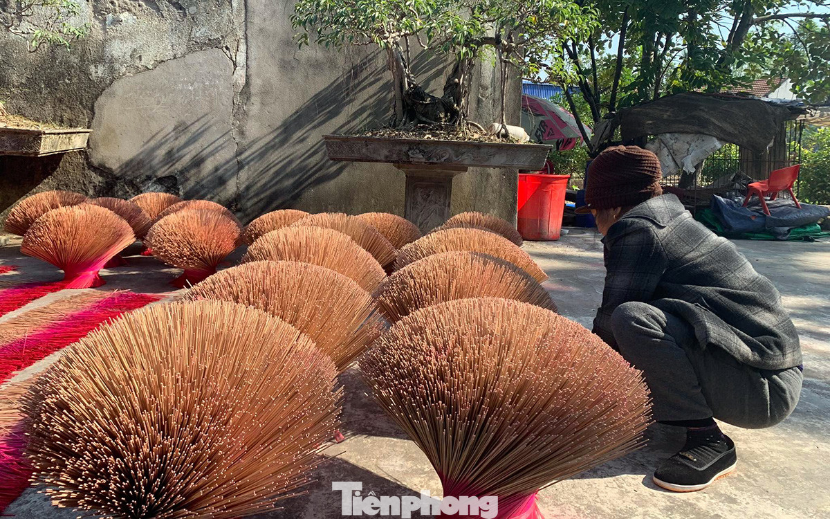 Bà Nguyễn Thị Mùi (trú xã Kiền Bái, huyện Thủy Nguyên) người có kinh nghiệm làm hương 50 năm chia sẻ, hương nhúng cũng làm từ nguyên liệu như hương bài cuộn. Song, chân hương sẽ nhúng nước, quét keo, phủ 4 - 5 lần bột rồi đem phơi phơi khô và đóng gói.