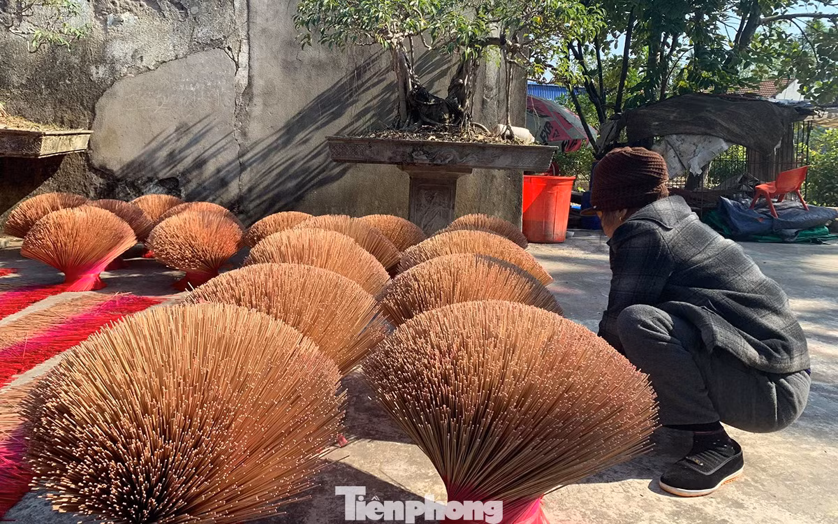 Bà Nguyễn Thị Mùi (trú xã Kiền Bái, huyện Thủy Nguyên) người có kinh nghiệm làm hương 50 năm chia sẻ, hương nhúng cũng làm từ nguyên liệu như hương bài cuộn. Song, chân hương sẽ nhúng nước, quét keo, phủ 4 - 5 lần bột rồi đem phơi phơi khô và đóng gói.