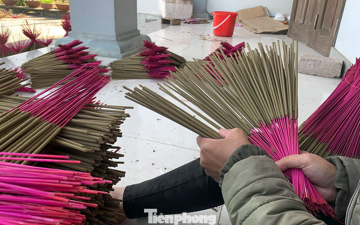 Ngoài hương bài cuộn truyền thống, làng hương Kiền Bái còn nổi tiếng với sản phẩm hương nhúng phục vụ người dân các dịp lễ Tết.