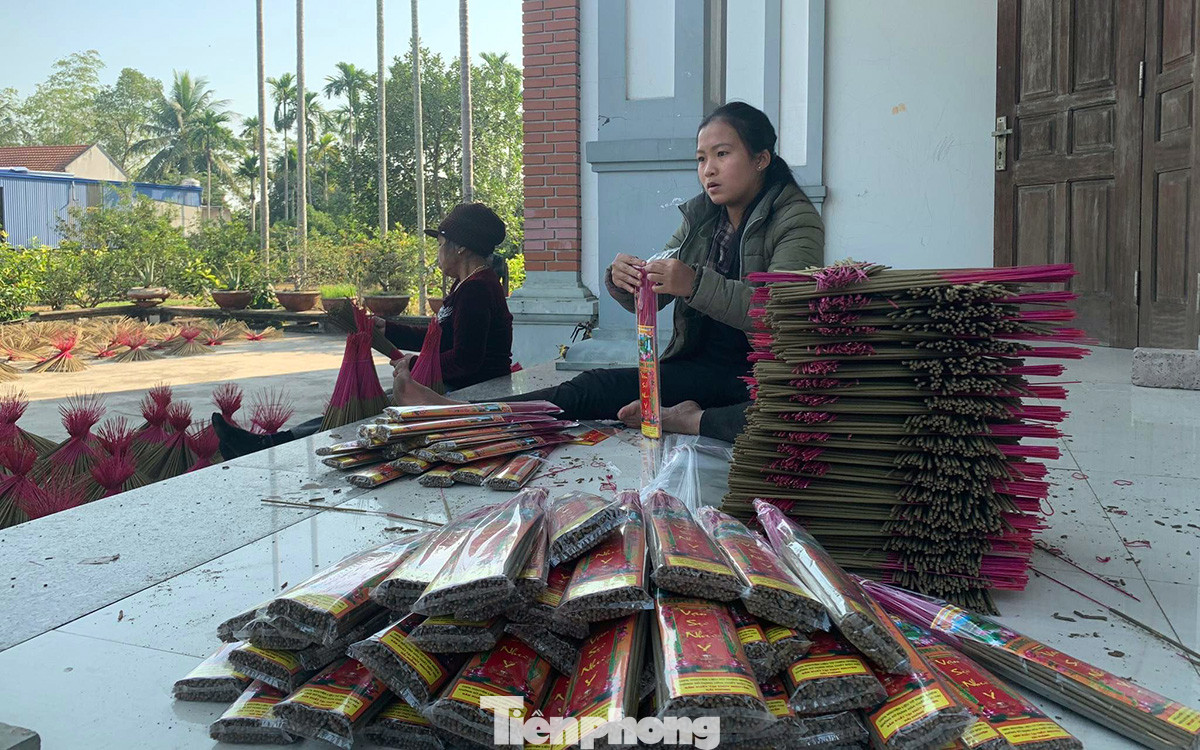 Làng nghề làm hương bài tại xã Kiền Bái (huyện Thủy Nguyên, TP Hải Phòng) đã có từ hàng trăm năm nay và được lưu truyền đến ngày nay. Trước đây, làng nghề này có khoảng 60-70 hộ sản xuất, tuy nhiên hiện nay chỉ còn vài hộ duy trì nghề truyền thống.