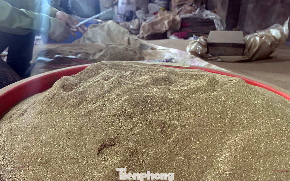 Với mùi hương đặc trưng, hương bài Kiền Bái không thơm nồng, không bị pha loãng, được tạo nên từ những nguyên liệu tự nhiên như: rễ bài, quế, mộc hương, cam thảo, đinh hương… rất được ưa chuộng. Vào dịp Tết, người dân Kiền Bái chuẩn bị nguyên liệu tán nhỏ để sản xuất hương truyền thống phục vụ người dân địa phương.