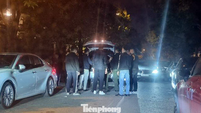 Lực lượng chức năng tổ chức khám xét căn biệt thự của Thiếu tướng Đỗ Hữu Ca tại phường Đằng Lâm (Hải An, TP Hải Phòng).