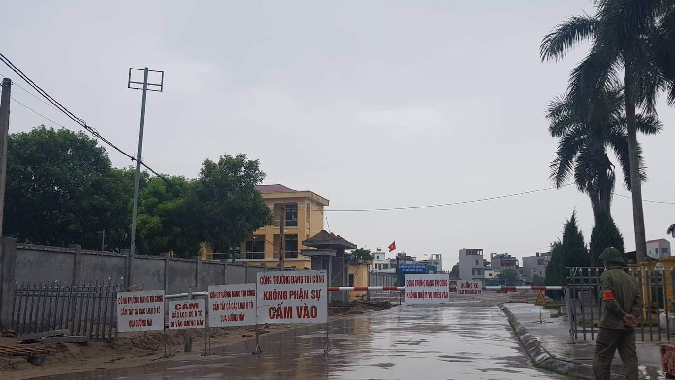 Các đối tượng dựng rào chắn vào trụ sở UBND thị trấn Cẩm Giàng, nơi cơ quan chức năng bán hồ sơ đấu giá.