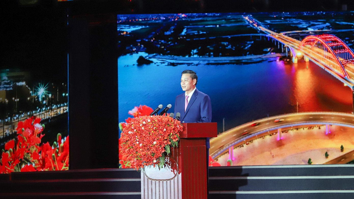 Ông Nguyễn Văn Tùng - Chủ tịch UBND TP. Hải Phòng phát biểu khai mạc Lễ hội Hoa Phượng Đỏ 2023. Ông Nguyễn Văn Tùng - Chủ tịch UBND TP. Hải Phòng phát biểu khai mạc Lễ hội Hoa Phượng Đỏ 2023.