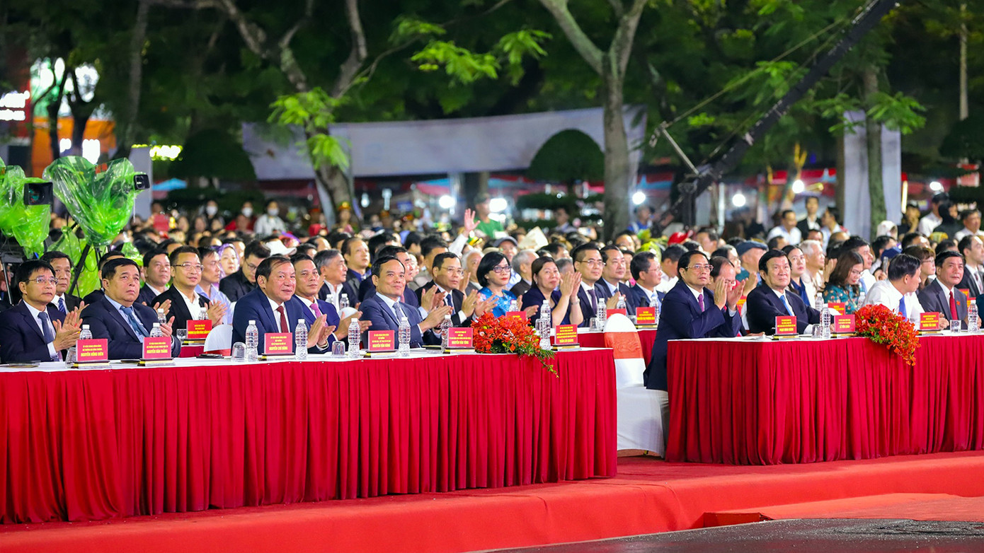 Thủ tướng Chính phủ Phạm Minh Chính; Phó Thủ tướng Chính phủ Trần Lưu Quang; lãnh đạo, nguyên lãnh đạo Đảng, Nhà nước; lãnh đạo các ban, bộ, ngành Trung ương và các địa phương, bạn bè trong nước và quốc tế dự Lễ hội Hoa Phượng Đỏ 2023. Thủ tướng Chính phủ Phạm Minh Chính; Phó Thủ tướng Chính phủ Trần Lưu Quang; lãnh đạo, nguyên lãnh đạo Đảng, Nhà nước; lãnh đạo các ban, bộ, ngành Trung ương và các địa phương, bạn bè trong nước và quốc tế dự Lễ hội Hoa Phượng Đỏ 2023.