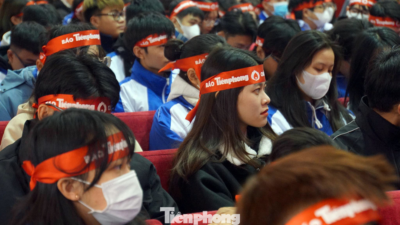 Dự chương trình có PGS. TS Phạm Xuân Dương - Hiệu trưởng Đại học Hàng hải Việt Nam, nhà báo Lê Xuân Sơn - Tổng biên tập Báo Tiền Phong, Ban Giám hiệu nhà trường, đại diện lãnh đạo Hội Chữ thập đỏ, Trung tâm Huyết học - Truyền máu thành phố Hải Phòng cùng hàng trăm cán bộ giảng viên và sinh viên Trường Đại học Hàng hải Việt Nam.