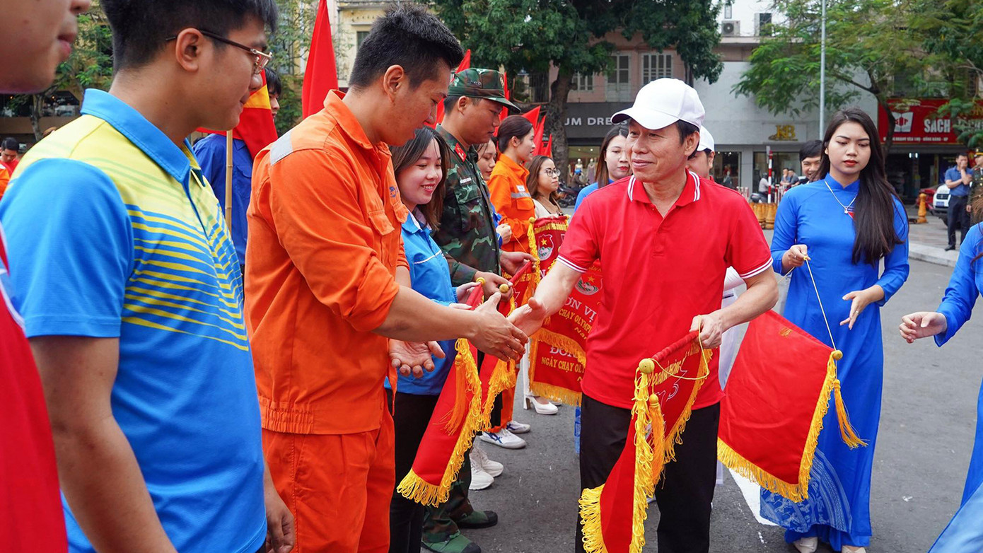 Ngay sau lời kêu gọi toàn dân tập luyện thể dục thể thao, ông Lê Tiến Châu - Bí thư Thành ủy Hải Phòng cùng các đại biểu tặng cờ lưu niệm cho các đoàn thể, đơn vị tham gia hưởng ứng ngày chạy.