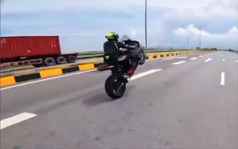 Tài xế lái mô tô phân khối lớn tốc độ cao, bốc đầu trên đường ra đảo Cát Bà.