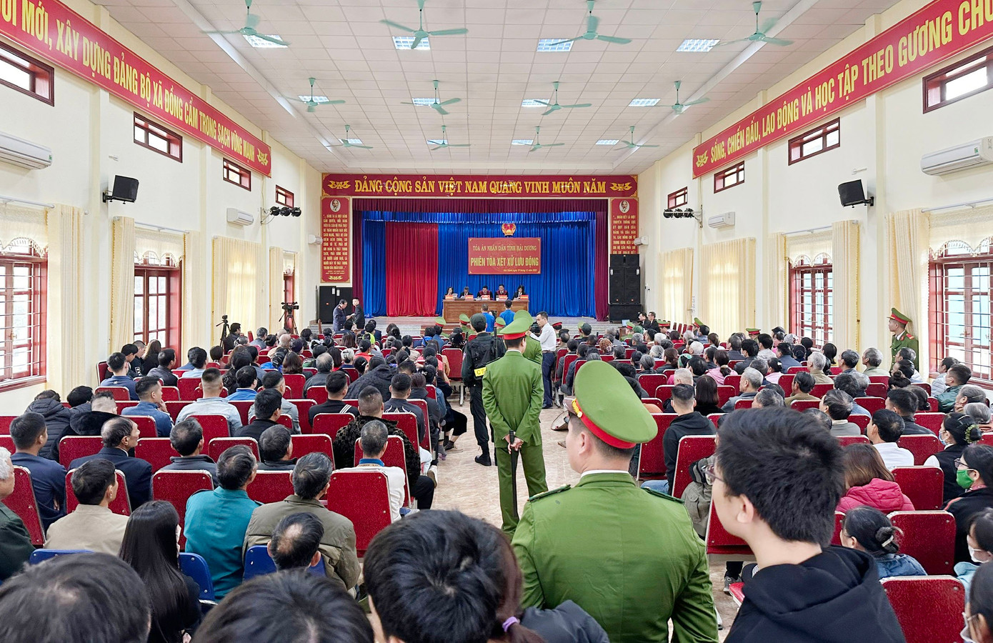 Người dân xã Đồng Cẩm (Kim Thành, Hải Dương) ngồi kín hội trường xét xử lưu động tại xã này.