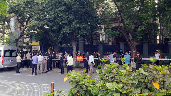 Lực lượng chức năng tổ chức cưỡng chế, kê biên căn biệt thự của ông Trần Quang Vũ ngày 17/7. Lực lượng chức năng tổ chức cưỡng chế, kê biên căn biệt thự của ông Trần Quang Vũ ngày 17/7.