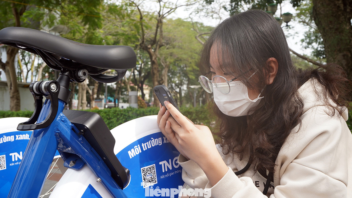 Nhiều bạn trẻ, học sinh, sinh viên hào hứng đăng ký trải nghiệm dịch vụ xe đạp công cộng tại trung tâm TP Hải Phòng. Trong ba ngày đầu đưa xe đạp ra trạm, đã có gần 1.000 lượt người sử dụng, cao điểm nhất là vào ngày chủ nhật, cuối tuần.