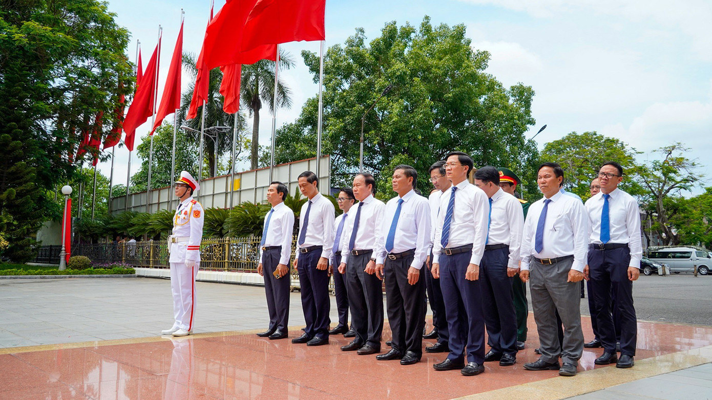 Đoàn đại biểu lãnh đạo TP. Hải Phòng dâng hương tưởng niệm tại Đài tưởng niệm các Anh hùng liệt sĩ thành phố.
