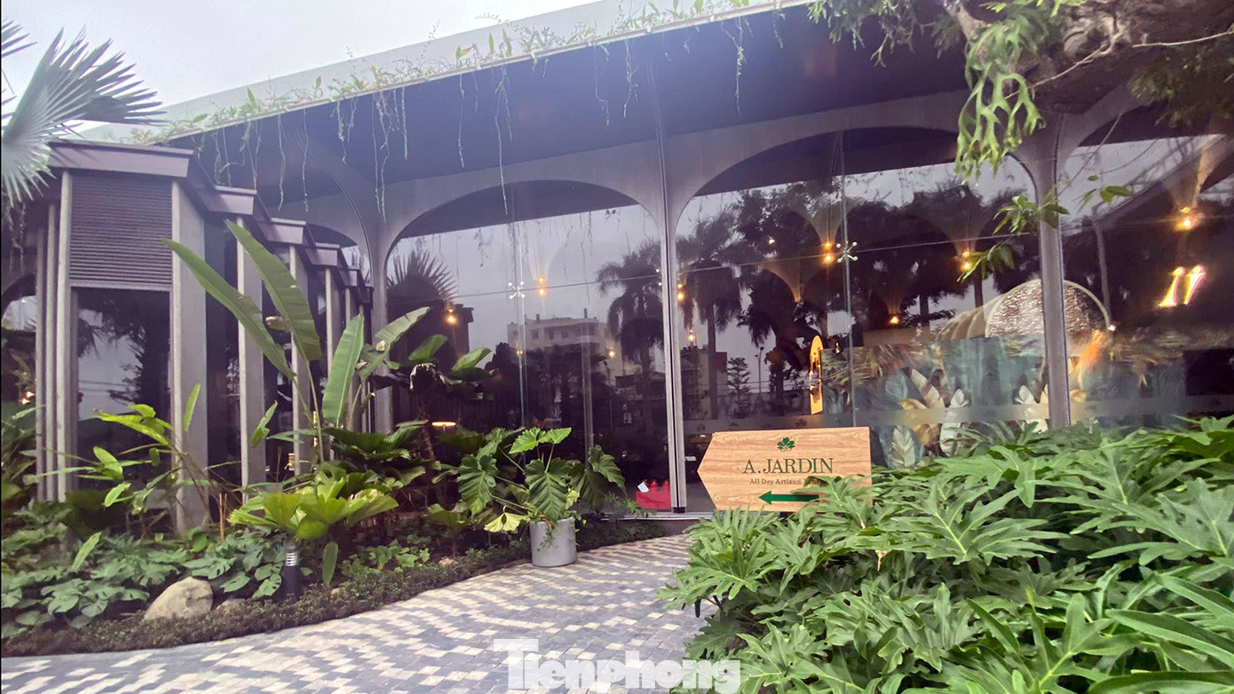 Đại diện lãnh đạo UBND quận Lê Chân cho biết, sau khi xử phạt, địa phương tiếp tục kiểm tra đột xuất và kiểm tra có thông báo việc chấp hành các quyết định xử phạt của cơ quan chức năng, liên quan sai phạm trong sử dụng đất tại Trung tâm tiệc cưới W.Jardin.