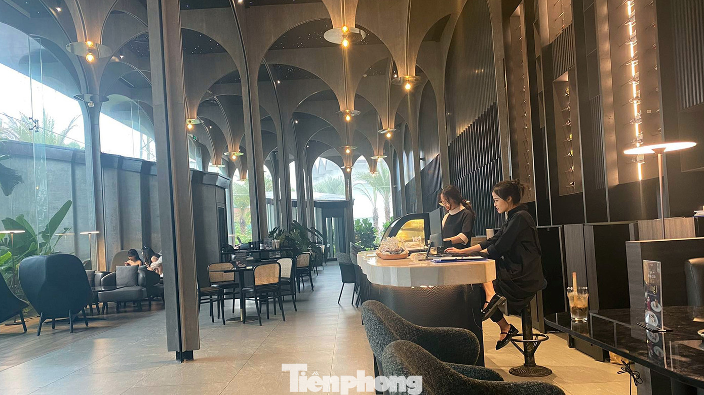 Tuy nhiên, theo ghi nhận của phóng viên, những ngày đầu tháng 4, Trung tâm tiệc cưới W.Jardin vẫn mở cửa hoạt động nhà hàng, cà phê, cửa hàng cho thuê váy cưới.