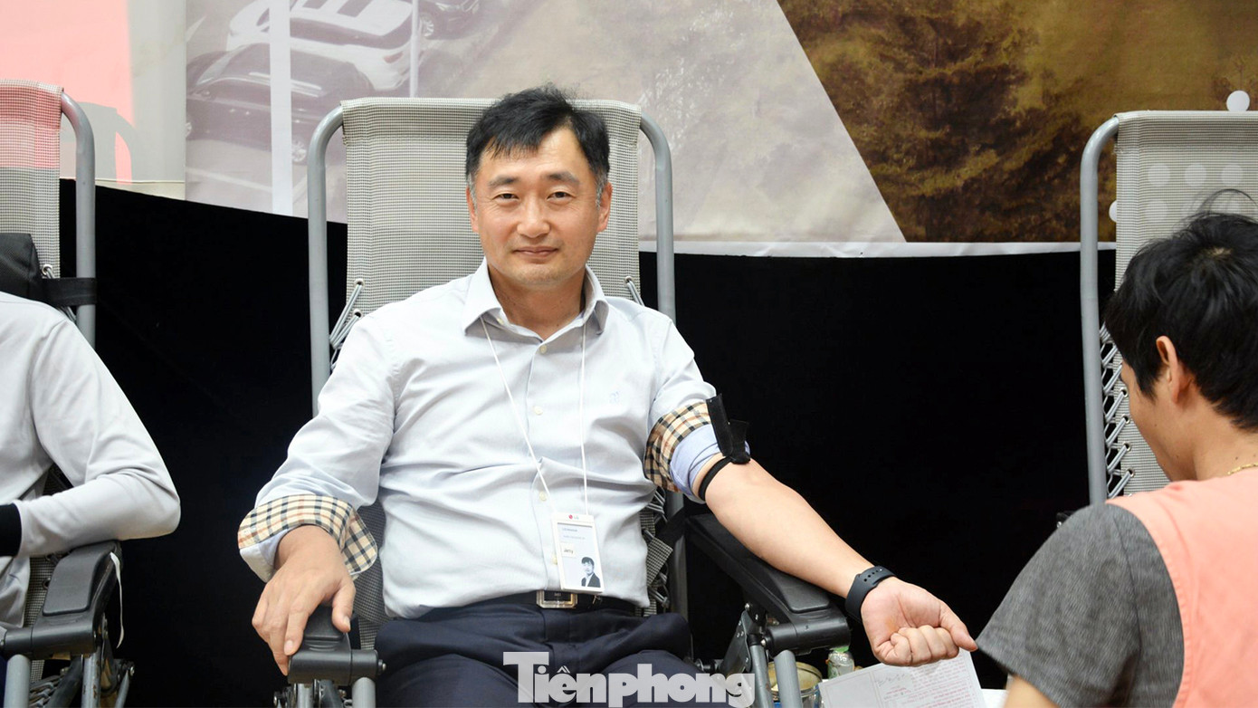 Ông Park Hong Keun – Tổng giám đốc Công ty TNHH LG Innotek Việt Nam Hải Phòng tham gia hiến máu tình nguyện.