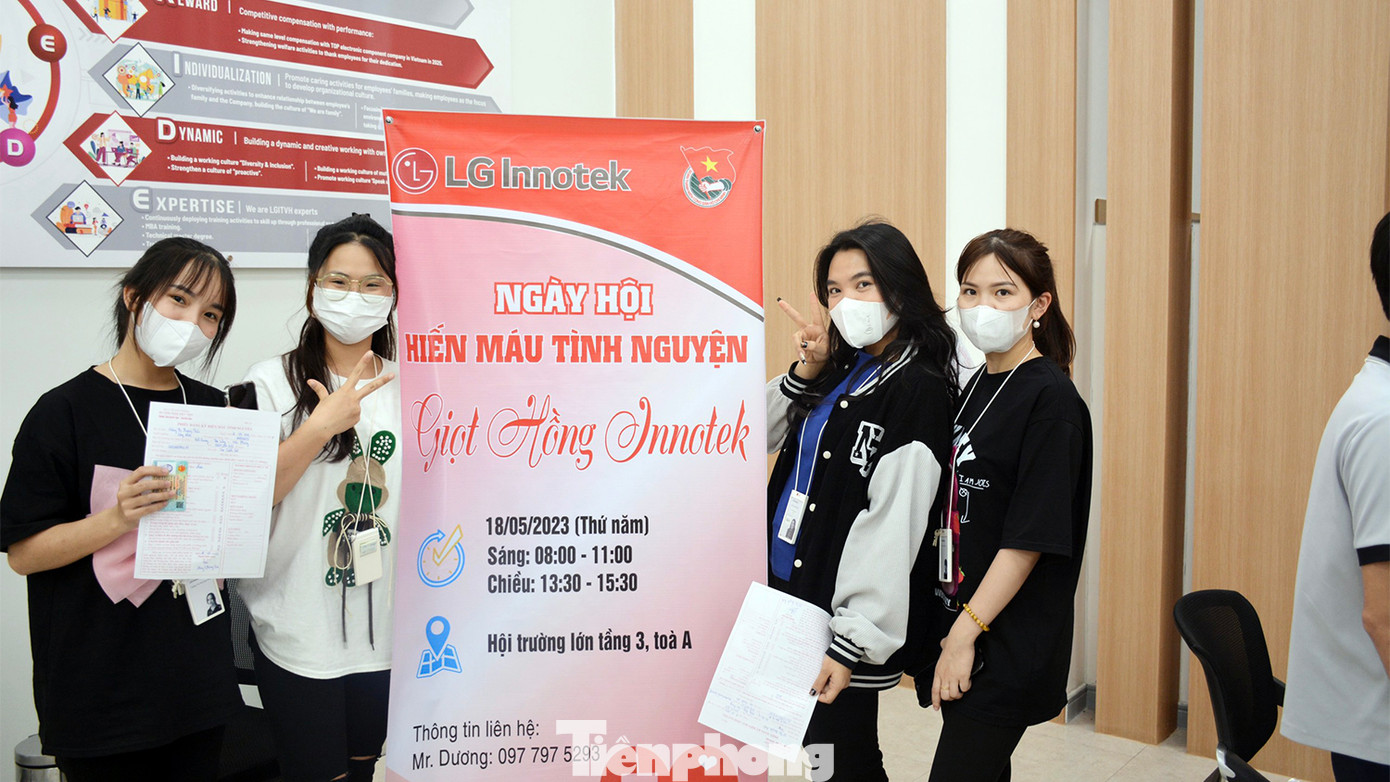 Hàng trăm công nhân tham gia hiến máu cứu người.