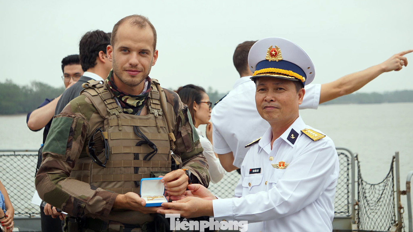 Đại diện lãnh đạo Hải quân Việt Nam và Pháp trao tặng những vật kỷ niệm sau khi kết thúc buổi giao lưu, trao đổi kinh nghiệm. Đại diện lãnh đạo Hải quân Việt Nam và Pháp trao tặng những vật kỷ niệm sau khi kết thúc buổi giao lưu, trao đổi kinh nghiệm.