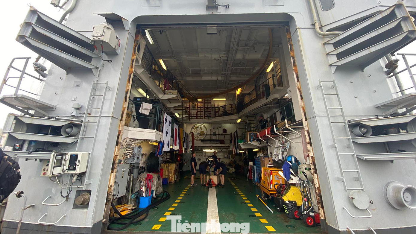 Riêng chiếc máy bay trực thăng có buồng riêng chứa đầy đủ trang thiết bị, phụ kiện phục vụ việc bảo trì, bảo dưỡng thay thế phụ tùng khi cần thiết. Riêng chiếc máy bay trực thăng có buồng riêng chứa đầy đủ trang thiết bị, phụ kiện phục vụ việc bảo trì, bảo dưỡng thay thế phụ tùng khi cần thiết.