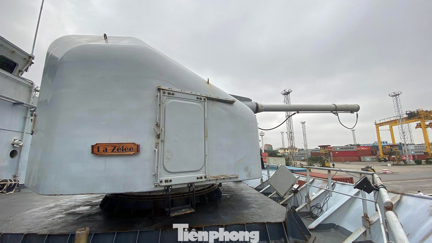 Theo Đại tá Francois Maignan, nhân chuyến thăm đầu tiên trong giai đoạn hậu dịch, các thủy thủ của Hải quân Pháp tổ chức các chương trình hợp tác giữa Hải quân Pháp và Hải quân Việt Nam như: trình diễn và trao đổi kinh nghiệm chiến thuật, thăm tàu của Việt Nam, giao lưu bóng chuyền… Trong ảnh: Tháp pháo cỡ lớn với hai khoang điều khiển trước buồng lái tàu. Theo Đại tá Francois Maignan, nhân chuyến thăm đầu tiên trong giai đoạn hậu dịch, các thủy thủ của Hải quân Pháp tổ chức các chương trình hợp tác giữa Hải quân Pháp và Hải quân Việt Nam như: trình diễn và trao đổi kinh nghiệm chiến thuật, thăm tàu của Việt Nam, giao lưu bóng chuyền… Trong ảnh: Tháp pháo cỡ lớn với hai khoang điều khiển trước buồng lái tàu.