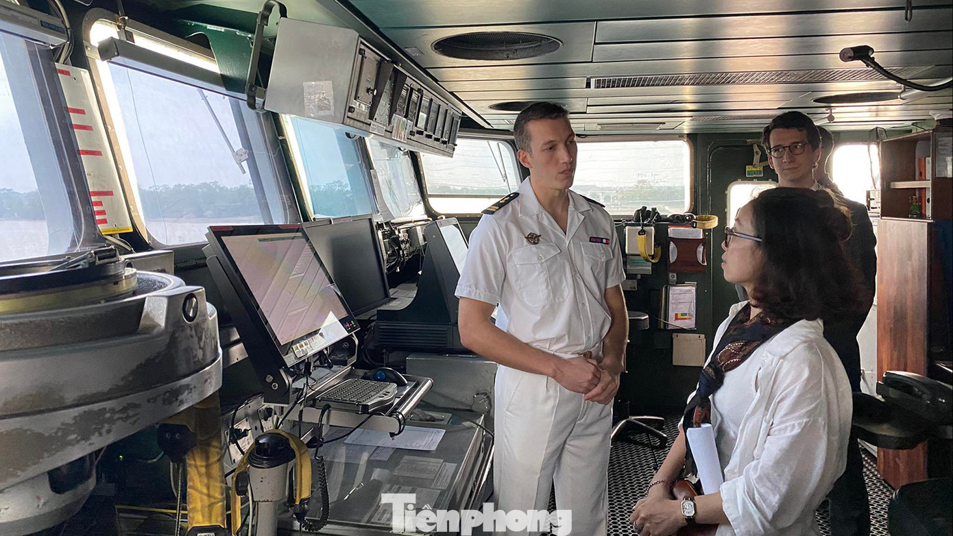 Thủy thủ người Pháp giới thiệu về chiếc tàu tuần dương Prairial của Hải quân Pháp với nhiều trang thiết bị hiện đại phục vụ công tác tuần tra, giám sát trên biển. Thủy thủ người Pháp giới thiệu về chiếc tàu tuần dương Prairial của Hải quân Pháp với nhiều trang thiết bị hiện đại phục vụ công tác tuần tra, giám sát trên biển.