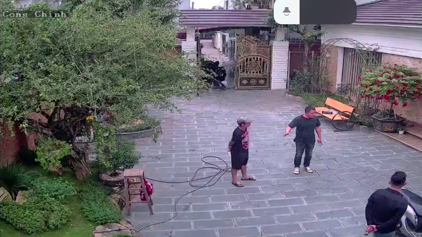 Các đối tượng xăm trổ vào nhà dân tại phường Đằng Hải (Q. Hải An, TP Hải Phòng) đe dọa, khủng bố tinh thần để đòi nợ vay nặng lãi.