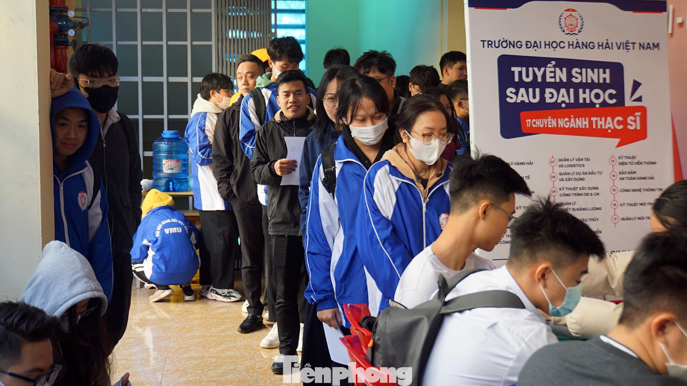 Từ sớm, hàng trăm cán bộ giảng viên, sinh viên Đại học Hàng hải Việt Nam xếp hàng đăng ký hiến máu.