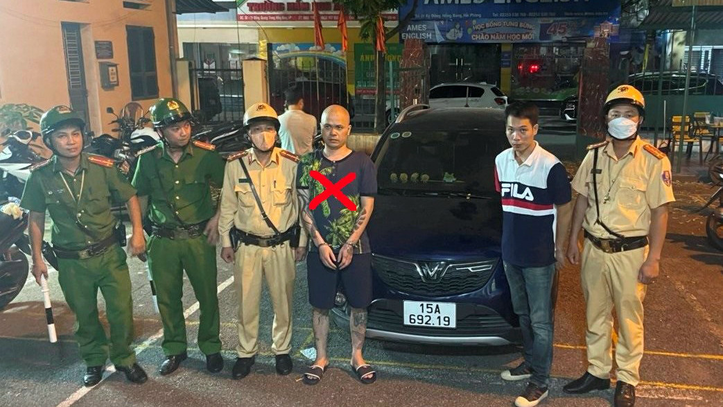 Bị can Nguyễn Hoàng Nam (đầu trọc) và tài xế Vũ Văn Mạnh tại cơ quan công an. Bị can Nguyễn Hoàng Nam (đầu trọc) và tài xế Vũ Văn Mạnh tại cơ quan công an.