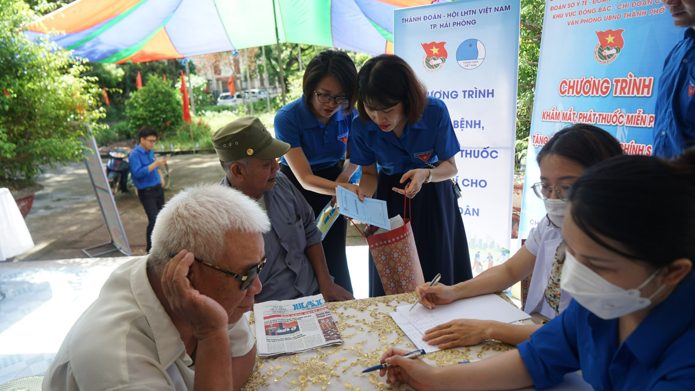 Các đoàn viên thanh niên Hải Phòng hỗ trợ người cao tuổi tới khám sức khỏe.