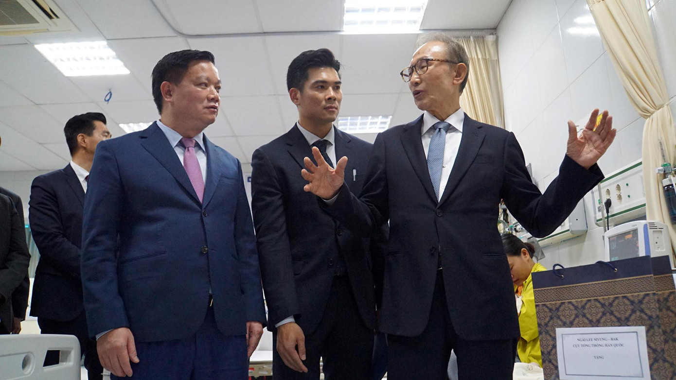 Ngài Lee Myung Bak trao đổi, chia sẻ về lĩnh vực y tế với ông Nguyễn Khắc Thận - Chủ tịch UBND tỉnh Thái Bình cùng lãnh đạo, cán bộ, nhân viên y tế Bệnh viện Nhi Thái Bình.