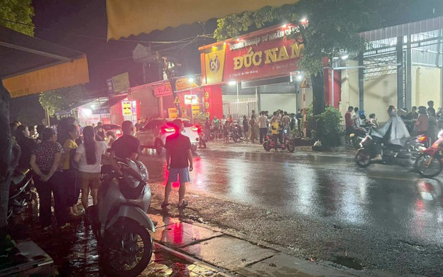 Người dân địa phương theo dõi cảnh sát khám nghiệm hiện trường vụ cướp tiệm vàng ở Hải Dương.