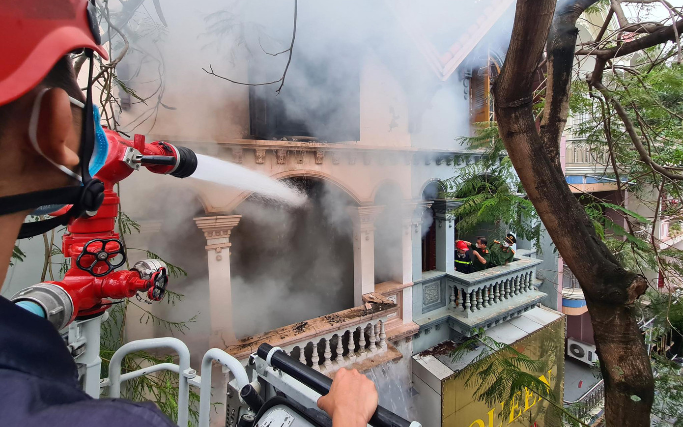 Cảnh sát PCCC Hải Phòng triển khai các biện pháp dập lửa, cứu người.