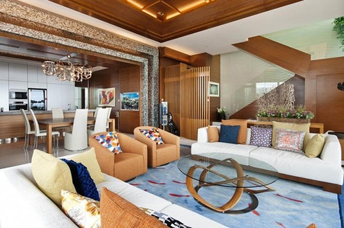 Nội thất lấy cảm hứng từ những chuyến du lịch xuyên Đông Nam Á của chủ nhân, đặc biệt là từ Bali (Indonesia) và Thái Lan. Trang bị trong phòng khách đều được nhập khẩu từ Italy