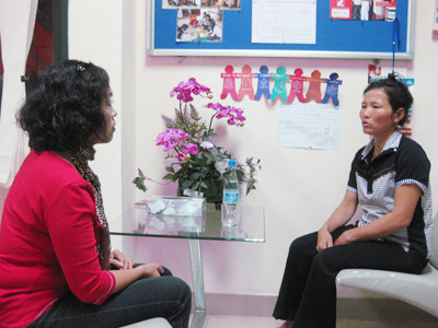 Chị Tuyết đang được chuyên gia của Ngôi nhà Bình Yên tư vấn