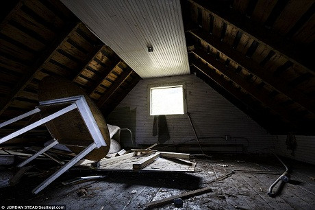 Tầng gác mái trong ngôi nhà dành cho các bảo vệ đường ray. Con đường cái dẫn vào thị trấn cũng đã bị chặn, cả thị trấn bị rào quanh như một khu vực hạn chế đi lại. Cách duy nhất để đến được đây là đi bộ. Tầng gác mái trong ngôi nhà dành cho các bảo vệ đường ray. Con đường cái dẫn vào thị trấn cũng đã bị chặn, cả thị trấn bị rào quanh như một khu vực hạn chế đi lại. Cách duy nhất để đến được đây là đi bộ