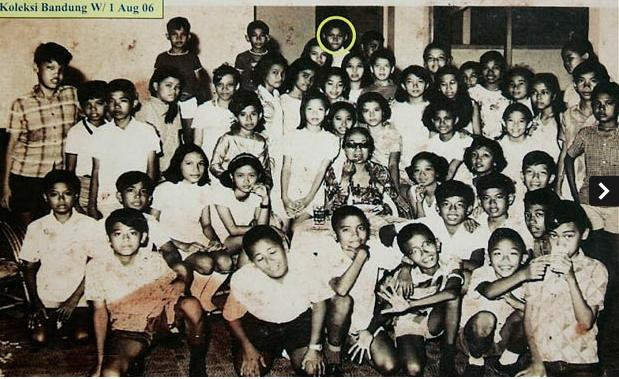Ảnh chụp năm 1969 khi cậu học trò Barack Obama (vòng tròn vàng) đang học tại Jakarta, Indonesia