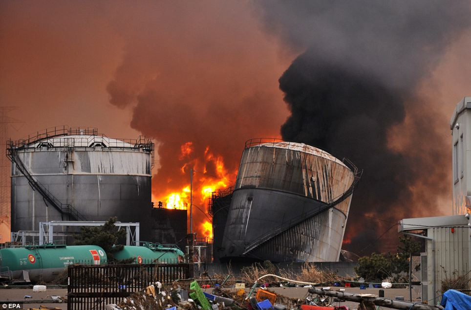 Lửa cháy dữ dội và khói bốc nghi ngút từ một nhà máy lọc dầu ở Shiogama, Miyagi 